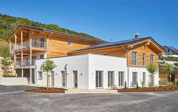 Ökologisches Appartementhaus als Holzblockhaus.