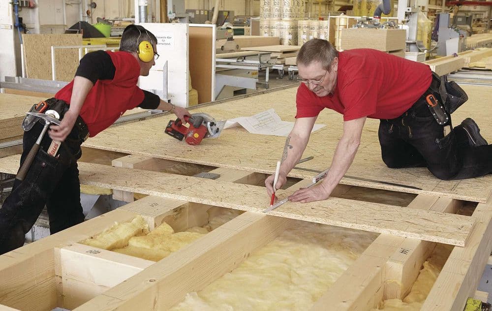 Vorfertigung von Bestandteilen des Holzrahmenbaus im Werk