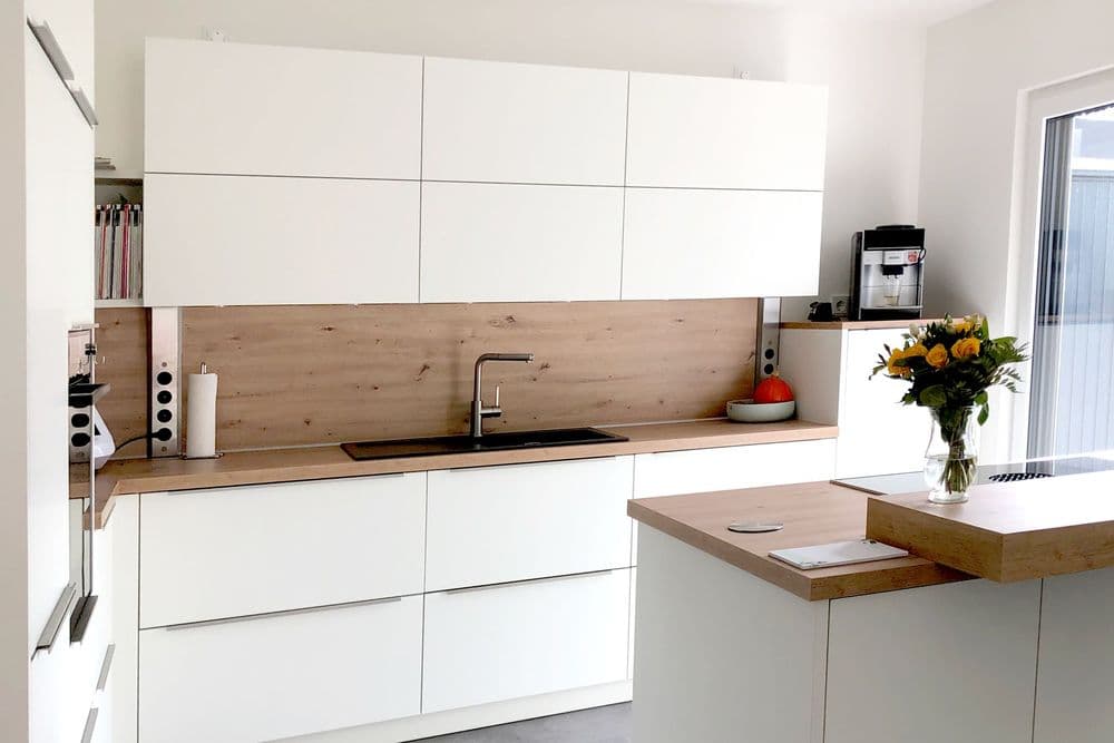 Moderne Küche mit Kücheninsel