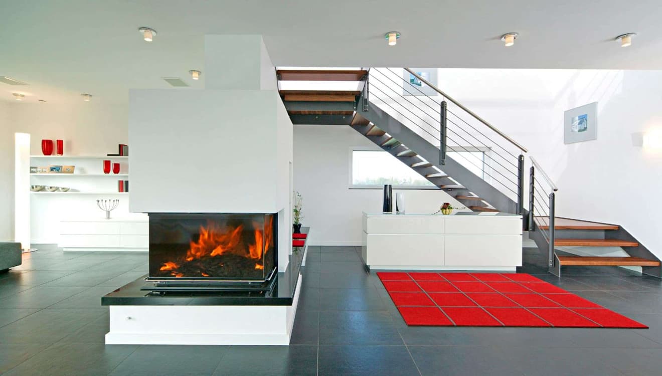 Modernes, weißes Wohnzimmer mit verglastem Kamin und dunklen Fliesen