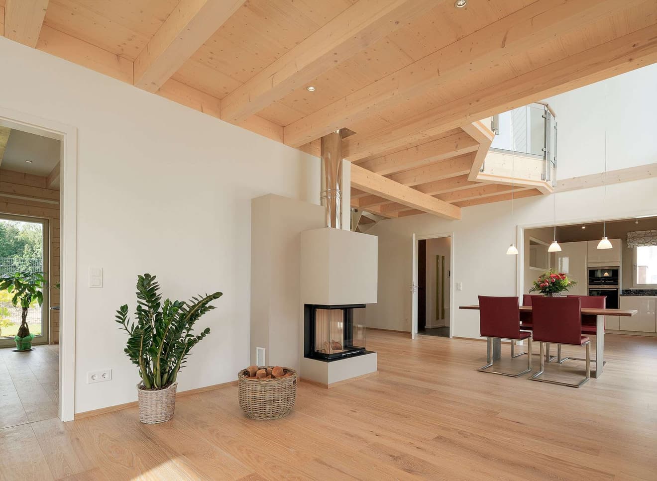 Geräumiges Wohn- und Esszimmer mit Gaskamin