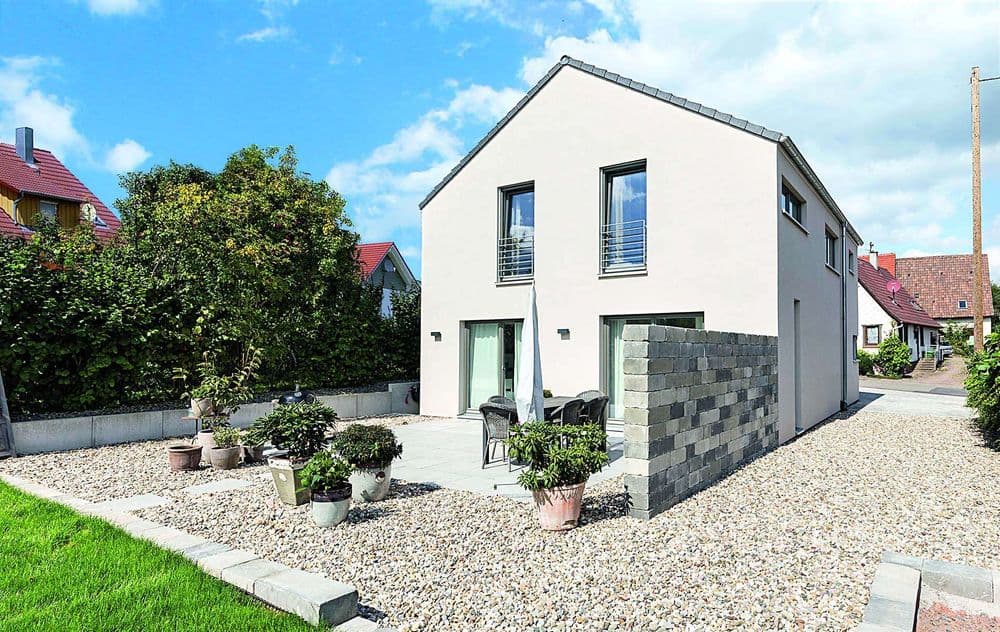 Modernes Fertighaus mit Satteldach und Terrasse