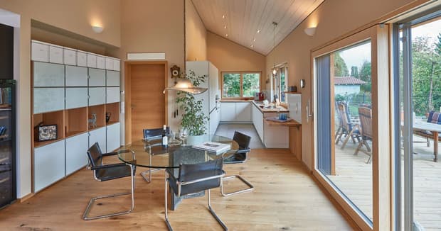 Küche und Esszimmer mit viel Holz