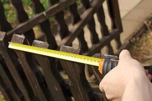 Maßband für die Vermessung des Gartenzauns