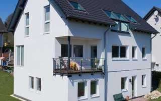 Klassisch gestaltetes Mehrfamilienhaus mit einem Freisitz in der ersten Etage.