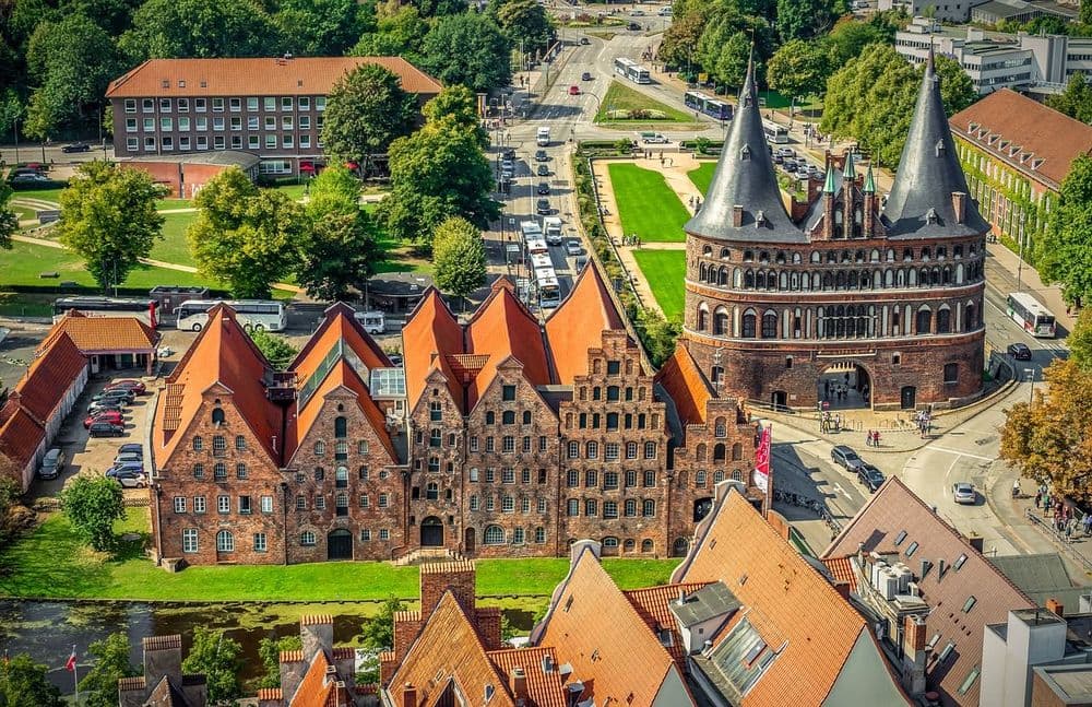 Luftansicht des Holstentors in Lübeck