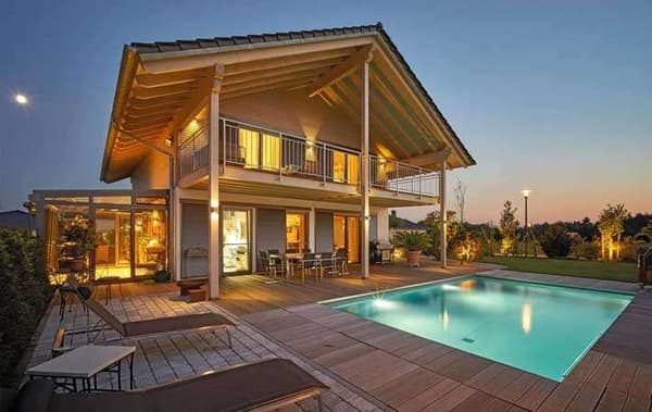 Luxusvilla mit Pool in Holzblockbauweise.