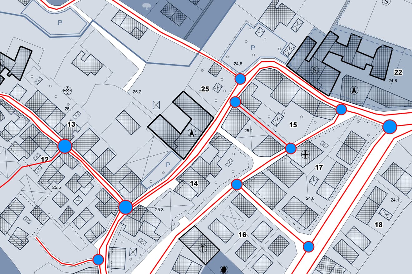 Technischer Lageplan eines Baugebiets mit Grundstücken, Straßen, Hausnummern, Leitungsnetz und markierten Anschlussstellen.