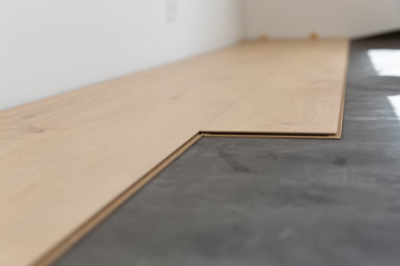 OKFF (Oberkante Fertigfußboden) beim Bodenaufbau: Verlegung von Parkett/Laminat auf Estrich