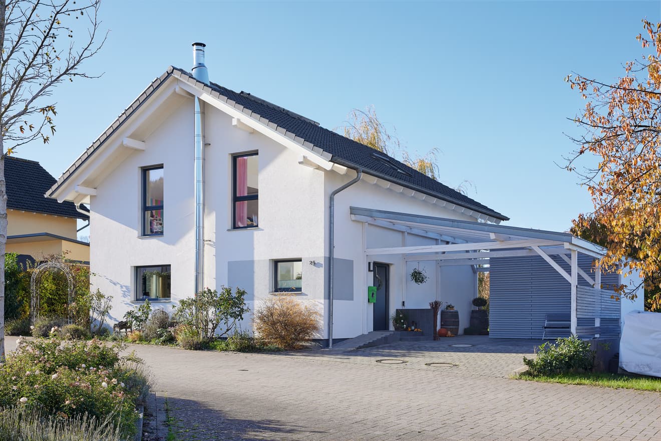 Einfamilienhaus mit Solarthermie auf dem Dach: Solarkollektoren liefern umweltfreundliche Wärme für Warmwasser und Heizungsunterstützung