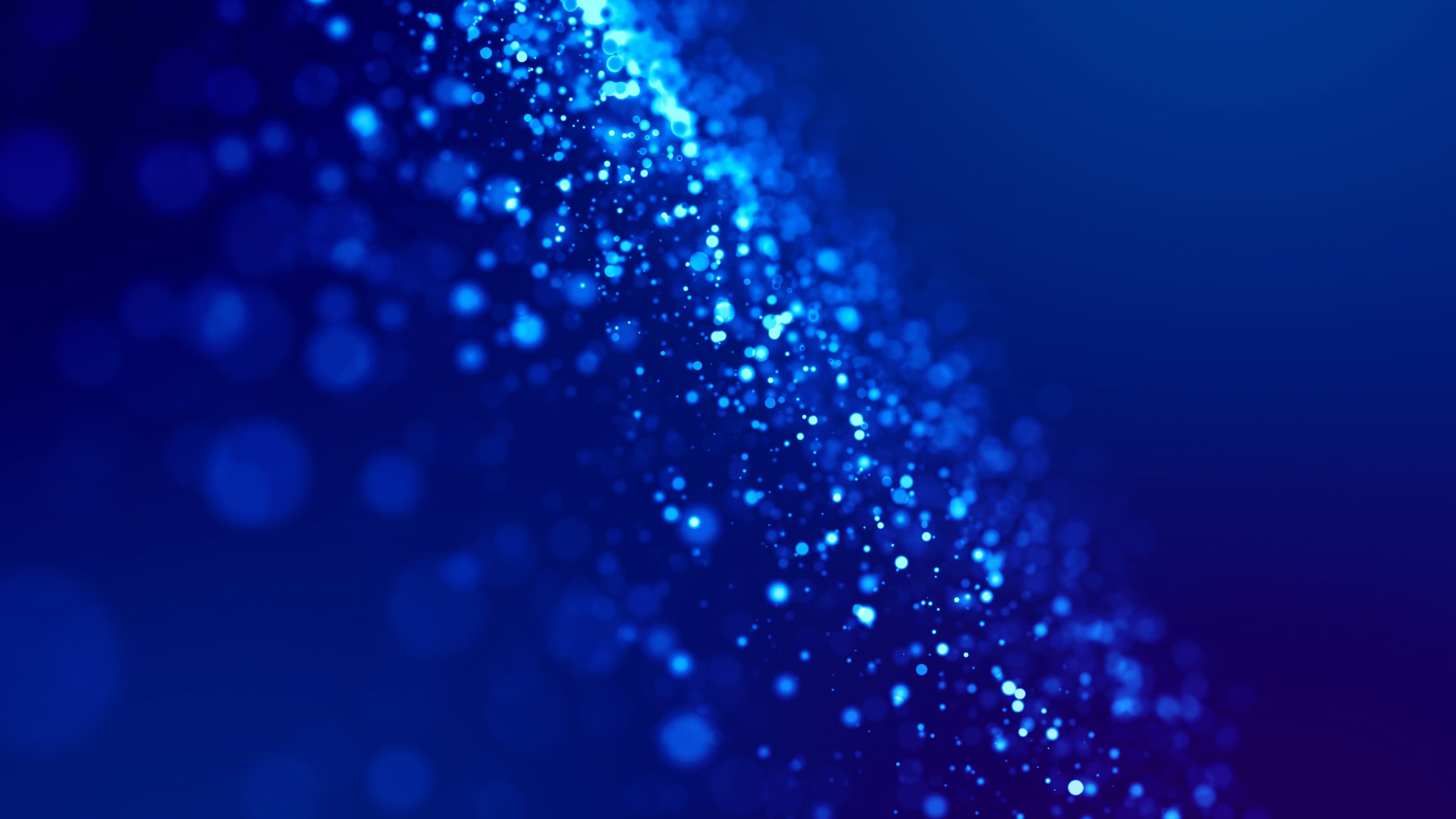 Blaue Wasserpartikel symbolisieren sauberes, weiches Wasser. Weichwasseranlagen entfernen Kalk und schützen Leitungen im Eigenheim vor Ablagerungen und Schäden.