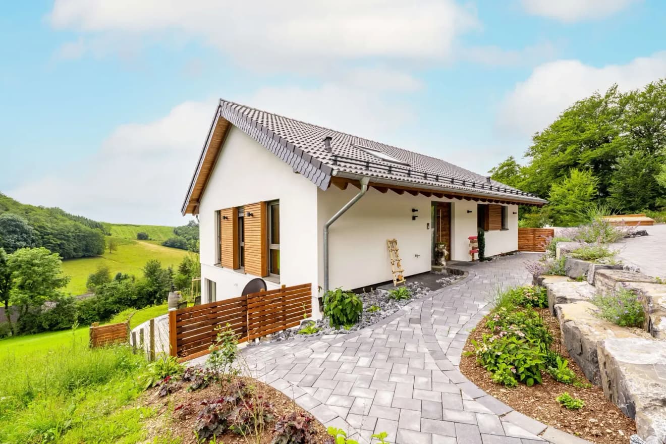 Moderner Wohntraum in Hanglage: Neues Einfamilienhaus mit Satteldach, Holzterrasse und Panoramablick. Gepflegter Garten, hochwertige Ausstattung und idyllische Lage im Grünen.
