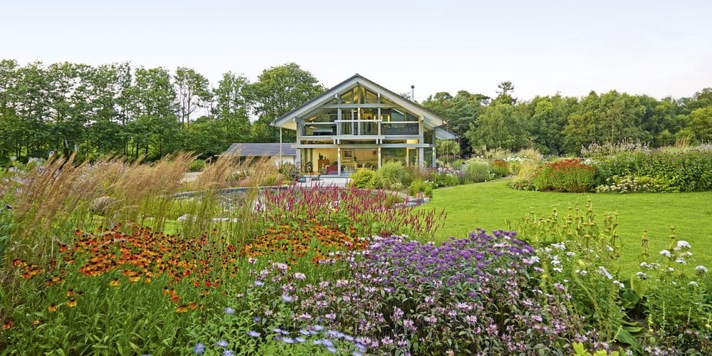 Fertighaus in Skelettbauweise mit üppigem Garten