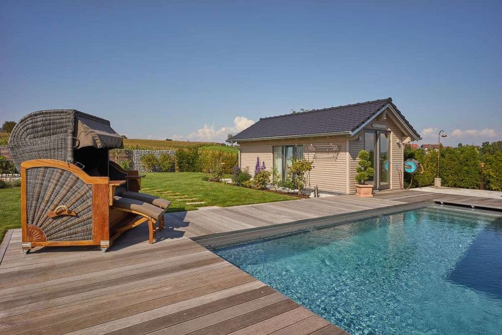 Gemütlicher Garten mit Strandkorb, Pool und Gartenhaus
