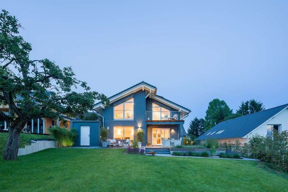 Modernes Landhaus mit Satteldach und großem Garten
