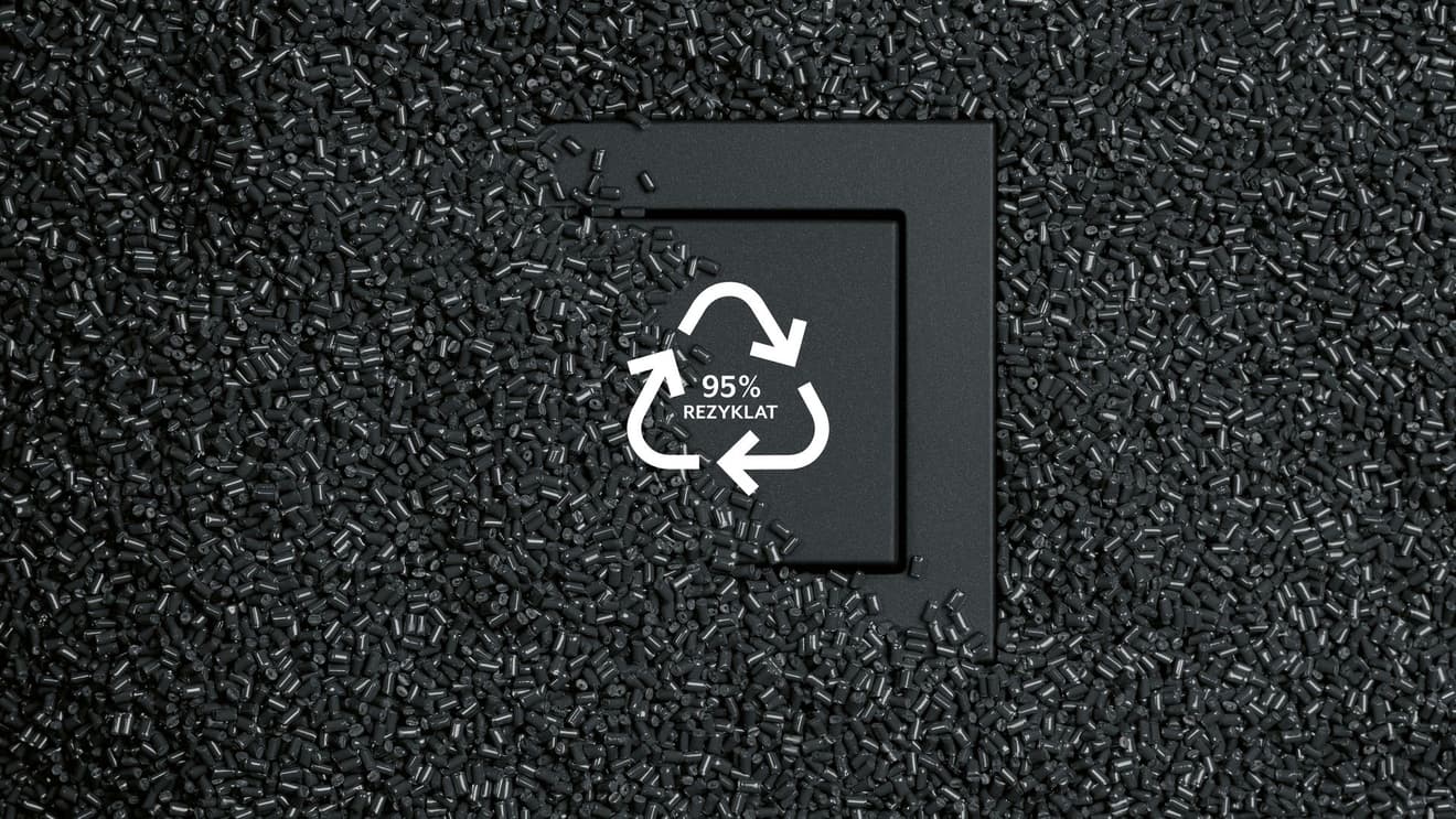 Schwarzer JUNG Schalter mit einem Recycling Symbol