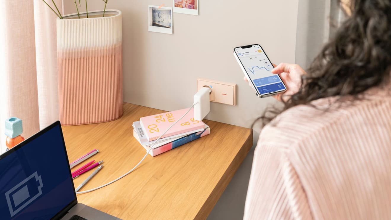 Frau bedient das JUNG Smart-Home mit dem Smartphone