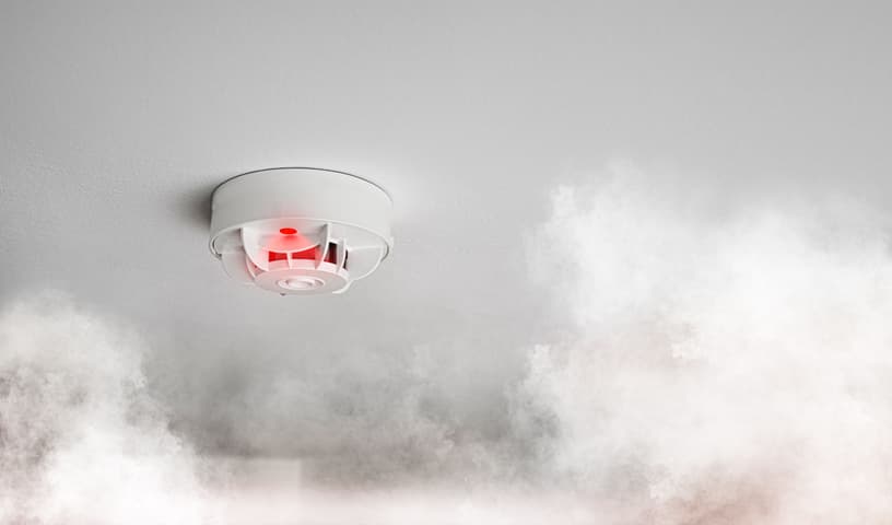 Blinkender Rauchmelder mit Rauchwolken