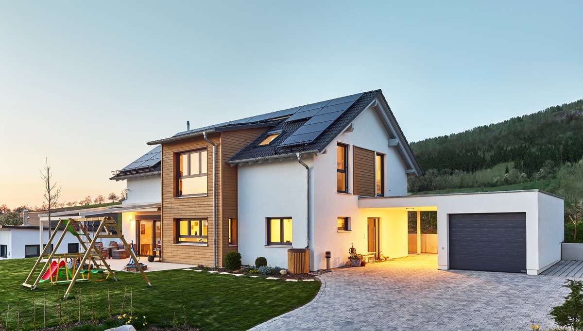 Modernes Einfamilienhaus mit Satteldach, Zwerchhaus und Garage