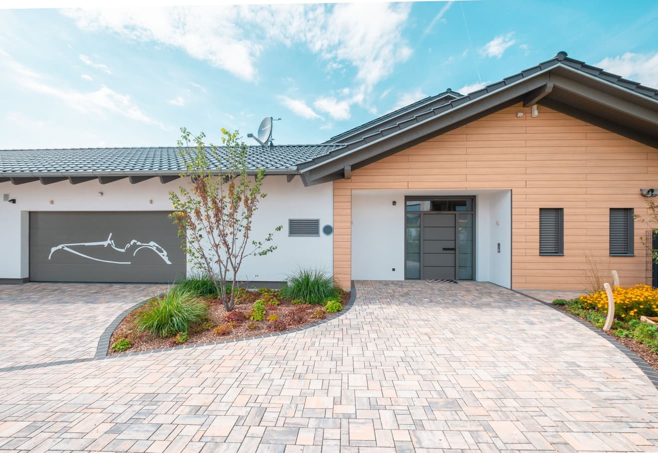 Modernes Einfamilienhaus mit Satteldach und Garage