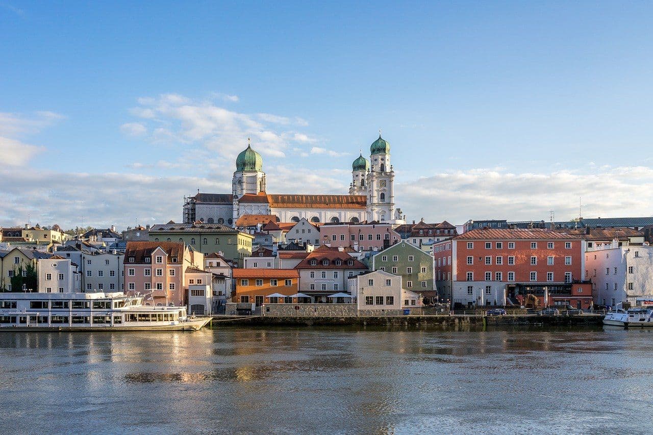 Blick auf die Innenstadt von Passau mit Fluss im Vordergrund