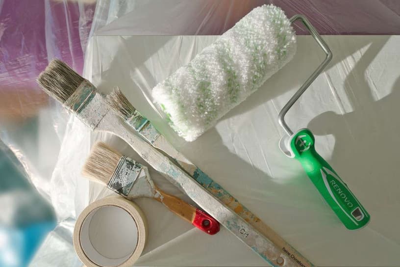 Verschiedenes Malerwerkzeug für die Sanierung eines Hauses