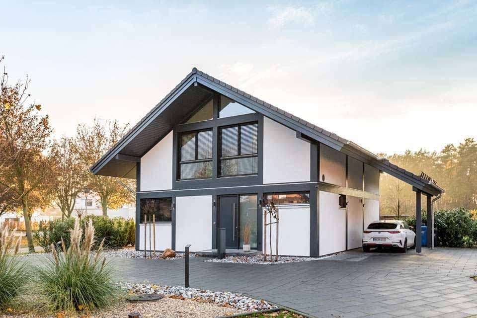 Modernes Fachwerkhaus mit Satteldach