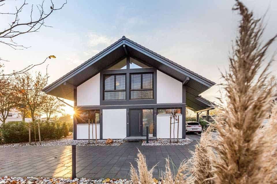 Modernes Fachwerkhaus mit Satteldach