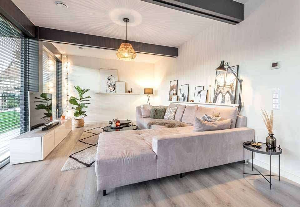 Helles Wohnzimmer mit Ecksofa