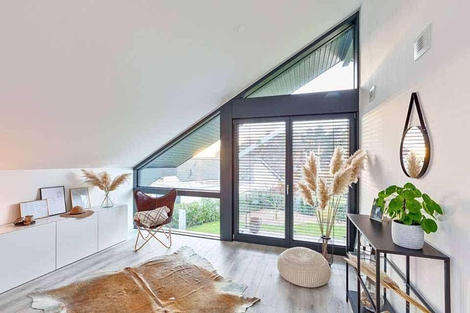 Helles Schlafzimmer mit Dachschräge