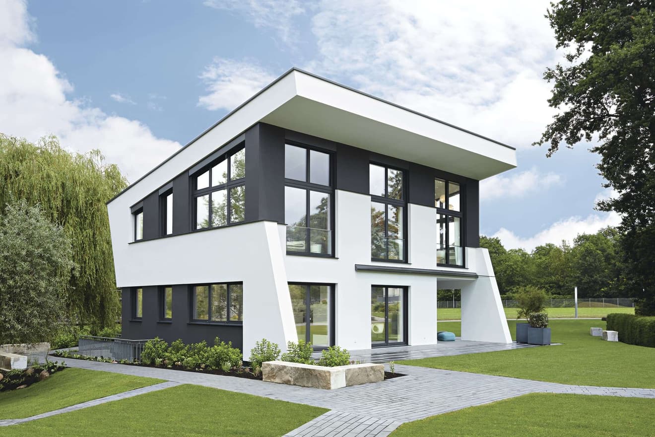 Modernes, individuelles Fertighaus mit Pultdach und Garten