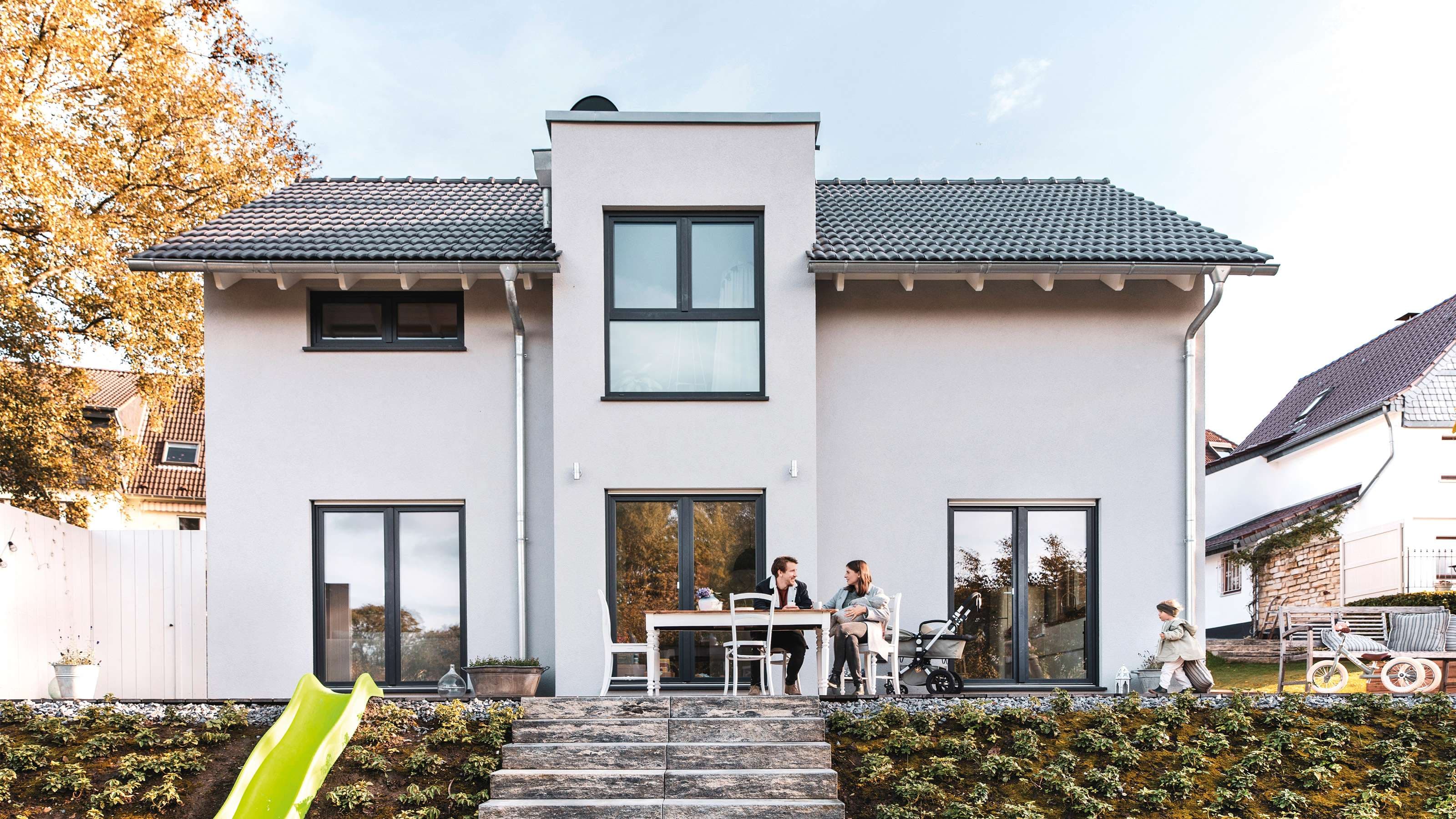 Modernes Einfamilienhaus mit Satteldach und Flachdacherker 