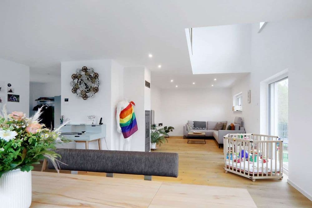 Gemütliches Wohnzimmer mit Arbeitsplatz und Sofaecke
