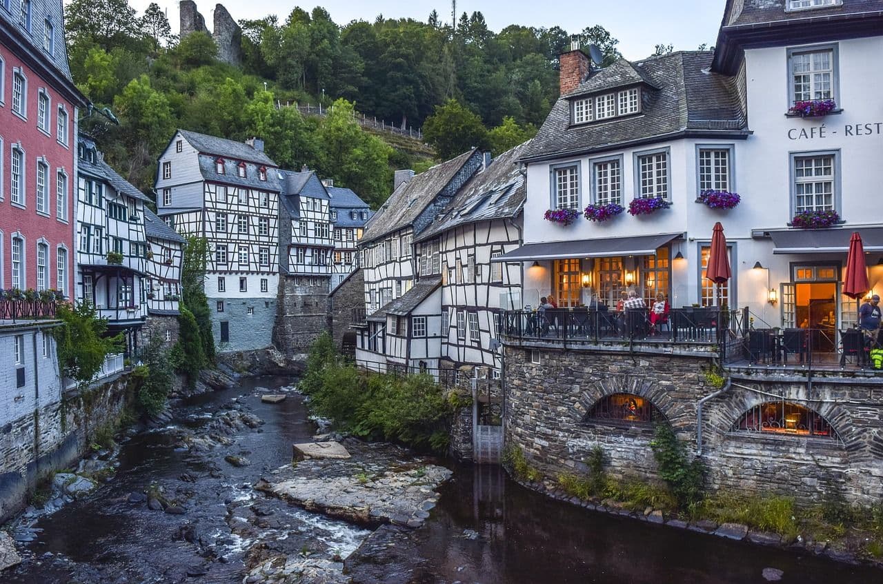 Innenstadt von Monschau mit alten Gebäuden an der Eifel