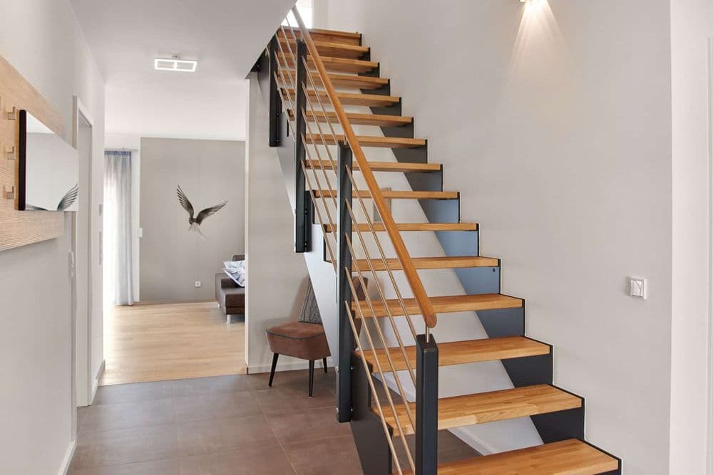 Moderner Eingangsbereich mit offener Holztreppe