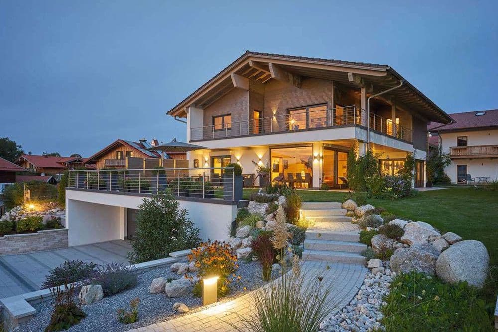 Holzhaus am Hang mit Terrasse und Garten
