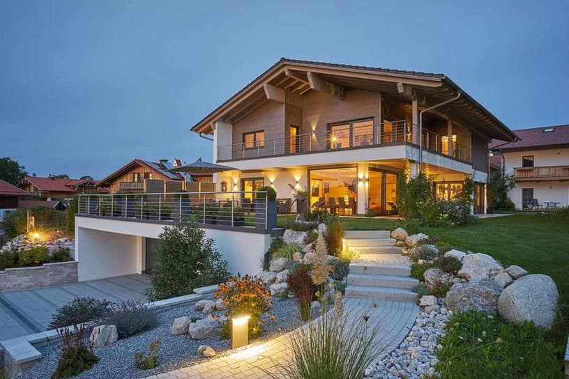 Holzhaus am Hang mit Terrasse und Garten