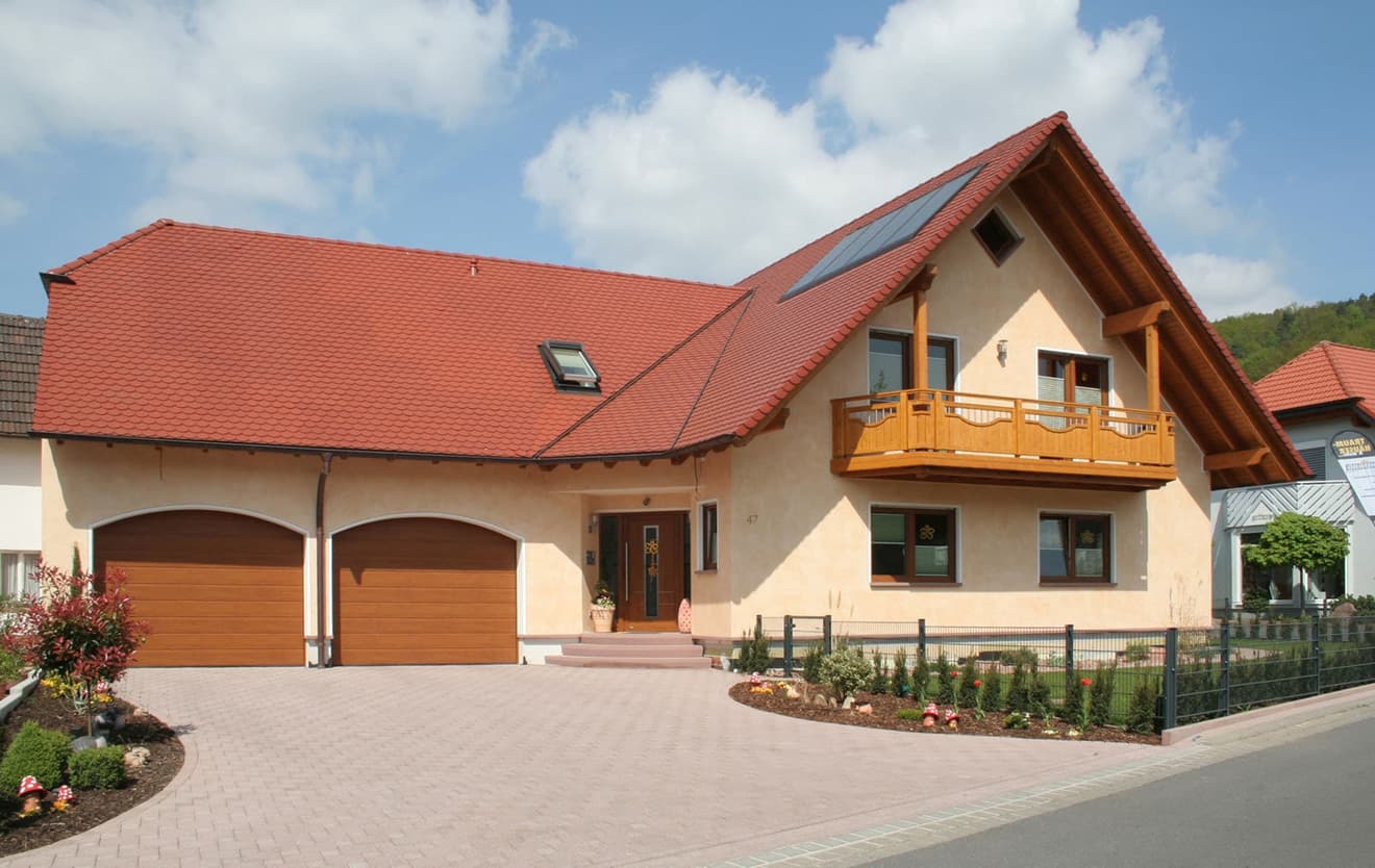 Älteres Einfamilienhaus in mit einem L-Grundriss, Satteldach und Balkon