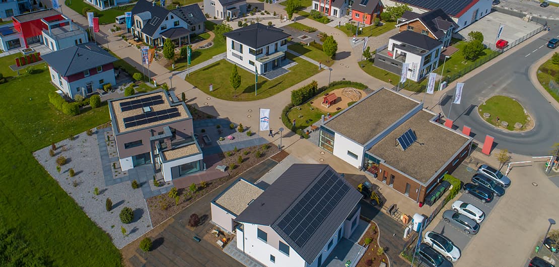 FertighausWelt Nürnberg Luftaufnahme der Ausstellung und Häuser