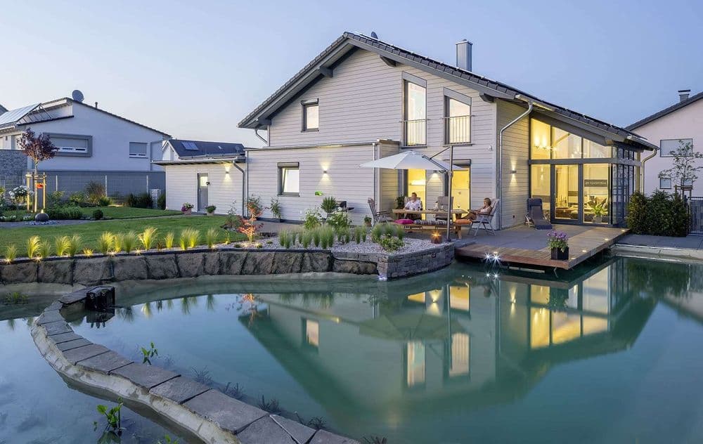Massives Ökohaus aus Holz mit natürlichem Schwimmteich