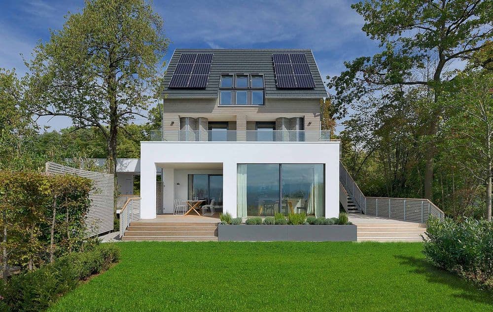 Modernes Ökohaus am Hang mit Anbau und Dachterrasse
