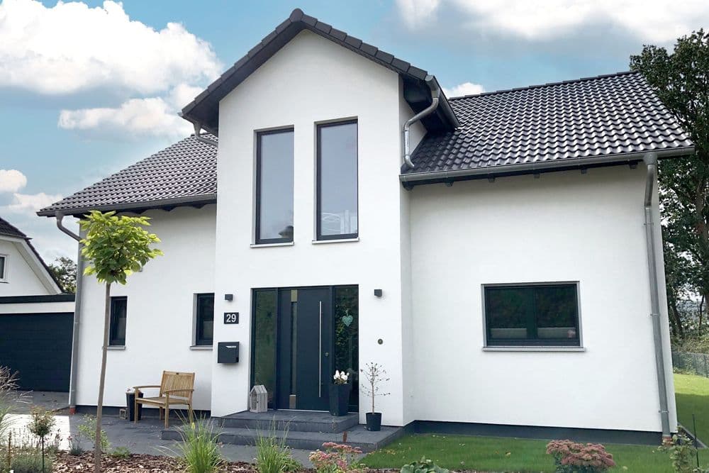 Modernes Fertighaus mit Satteldach und Zwerchhaus