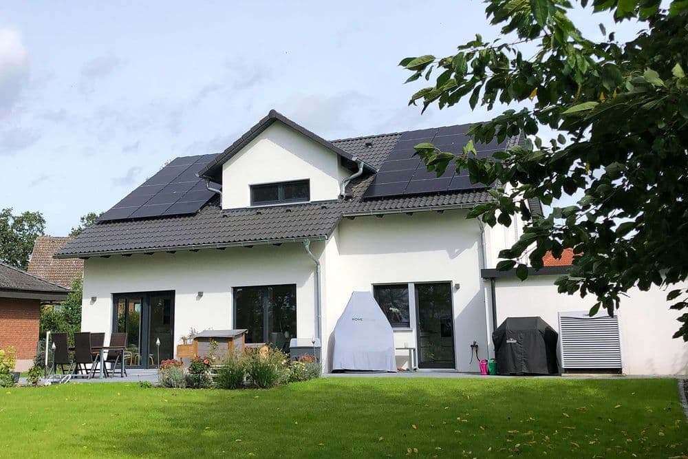 Modernes Einfamilienhaus mit großem Garten