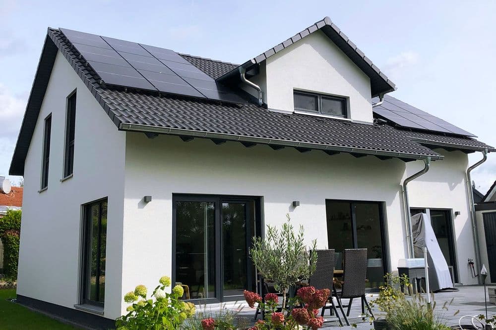 Modernes Einfamilienhaus mit Dachgaube und Terrasse