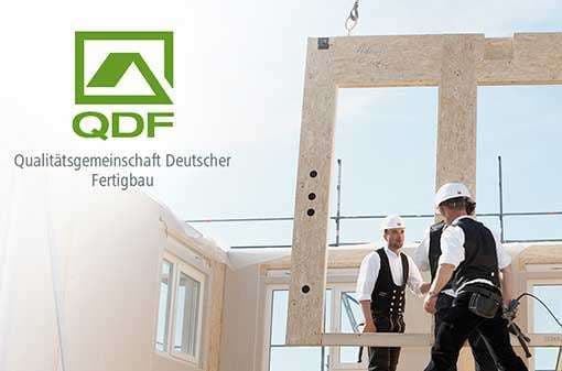 Bauarbeiter beim Aufstellen eines Fertighauses