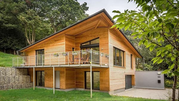 Ein modernes Fertighaus mit Pultdach und horizontaler Holzverschalung