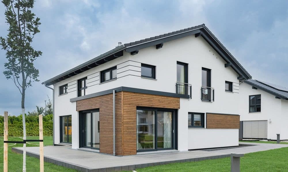 Modernes Einfamilienhaus mit Holzakzenten.