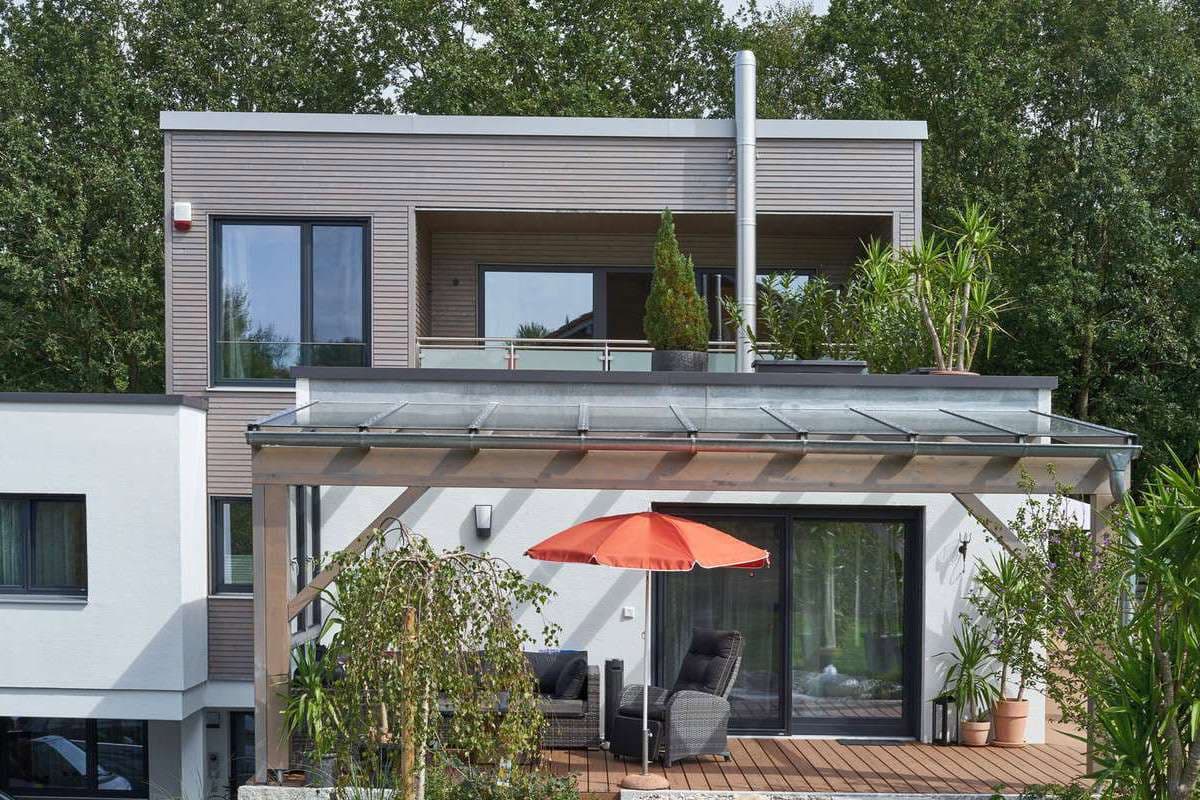 Haus mit Flachdach mit Abzug für den Kamin