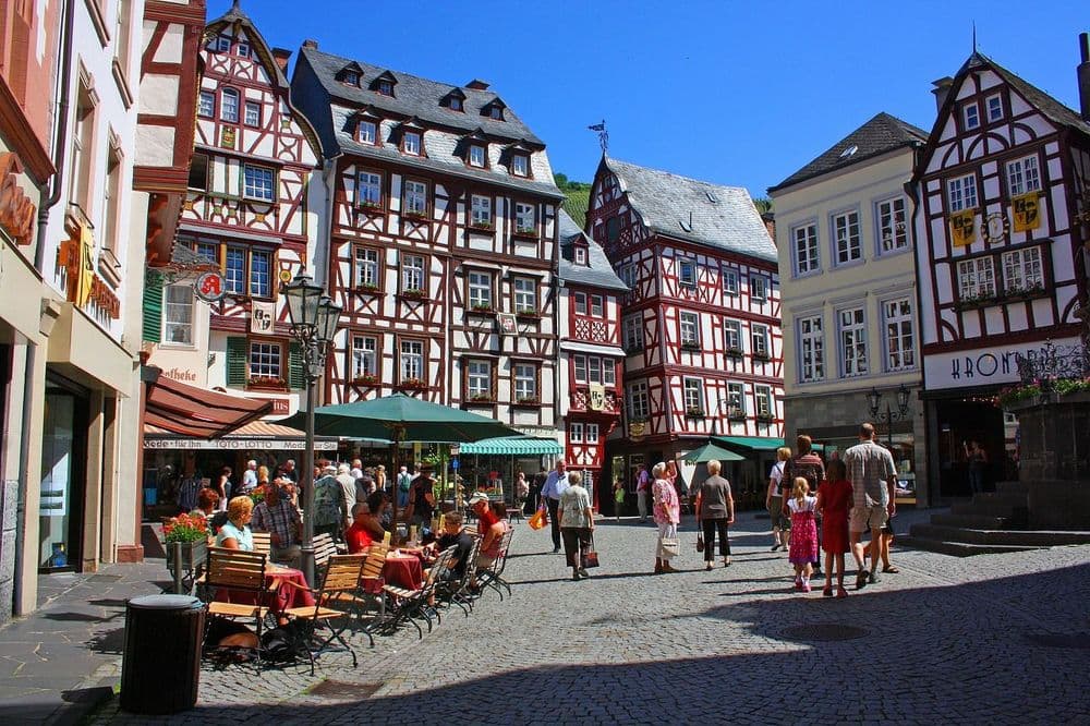 Innenstadt mit kleinem Platz und historischen Fachwerkhäusern