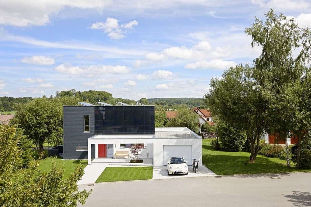 Fertighaus mit Photovoltaikanlage und teilweise schwarzer Fassade